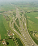 118541 Luchtfoto van de A12 en het verkeersplein Oudenrijn te Utrecht; op de voorgrond enkele boerderijen aan de ...